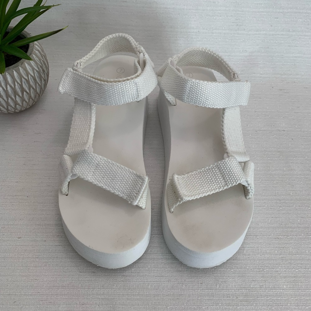 Wild Diva Lounge Sassy White Yoga Mat Platform Sandals Woman’s 7 - Picture 2 of 12